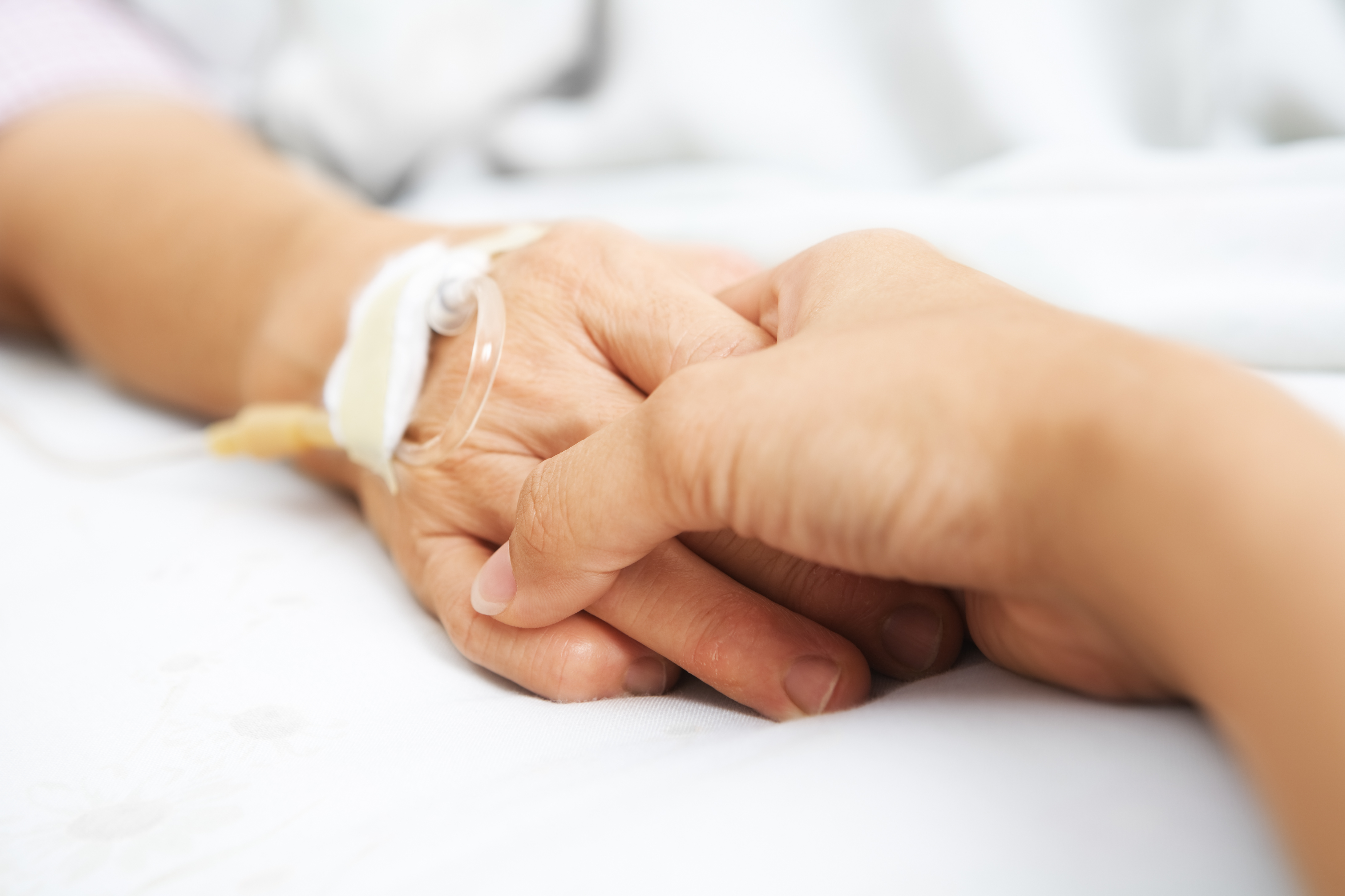 День матери в больнице. Ребенок на руках. Держит руку в руке больница. Руки матери.